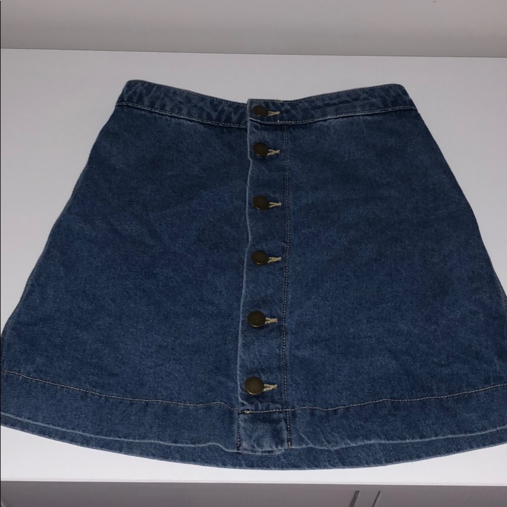 Buttoned denim skirt